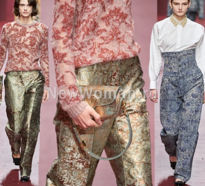 с какими блузками надевать модные парчовые женские брюки в 2023 году - фото с модного показа Christian Dior, Париж