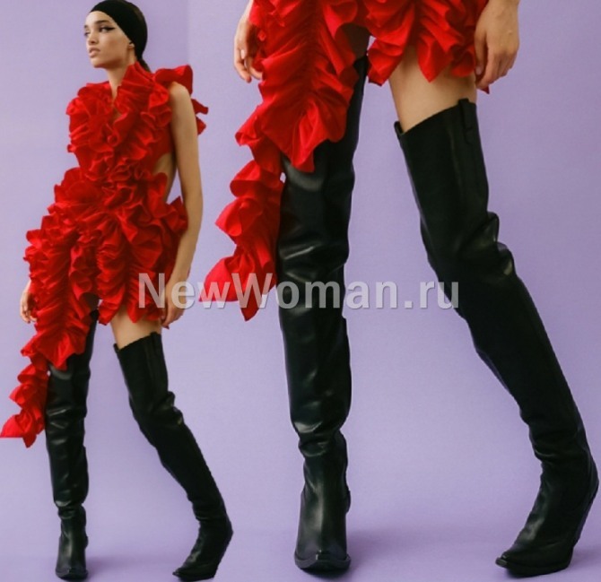 нарядные лук с красным вечерним платьем и черными кожаными ботфортами - тренды женских сапог 2023 года - AKNVAS Resort 2023 (Нью-Йорк)