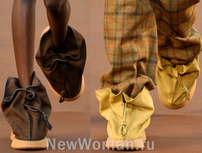 мода на уличную женскую демисезонную обувь 2023 года - калоши-бахилы на завязках, фото подиум Loewe (Неделя моды в Париже)