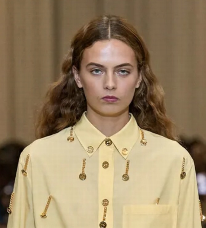 длинные волосы цвета какао - модели на подиуме, Burberry, SPRING 2023 READY-TO-WEAR, Неделя моды в Лондоне