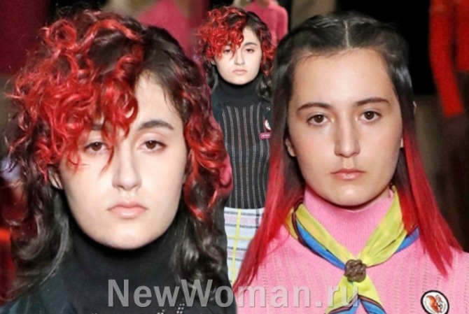 модное мелирование 2023 года - черные волосы с красными прядями, фото с Миланской Недели моды