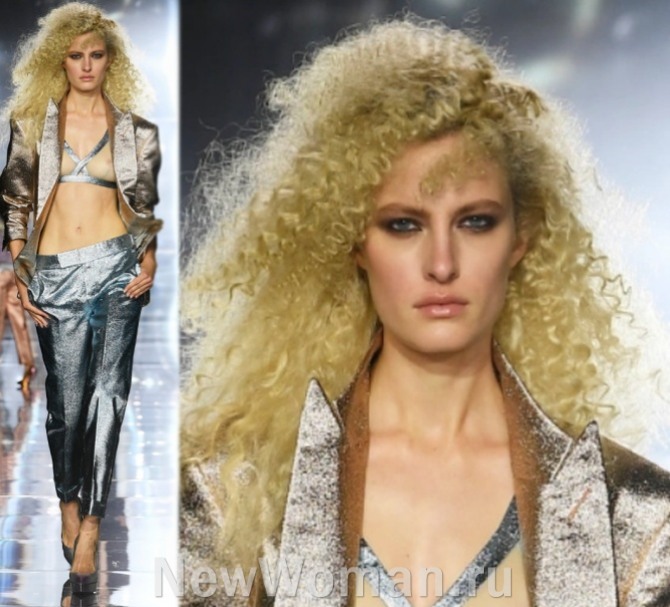 мелкие кудри спиралью на длинных волосах цвета бежевый блонд - тренды 2023 с Нью-йоркской Недели моды