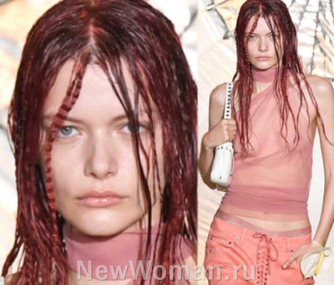 летом 2023 года в моде красные волосы бургунди с гофрированными передними прядями на лице