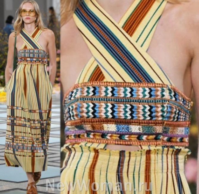 модный летний сарафан 2023 года из хлопка с горизонтальными разноцветными полосами и этническим принтом - фото с подиума Ulla Johnson, SPRING 2023 READY-TO-WEAR, Нью-Йоркская Неделя моды