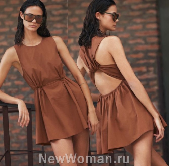летнее платье из коричневого поплина, модные новинки летней женской одежды 2023 года - короткое платье с открытой спиной - фото с подиума, Милан