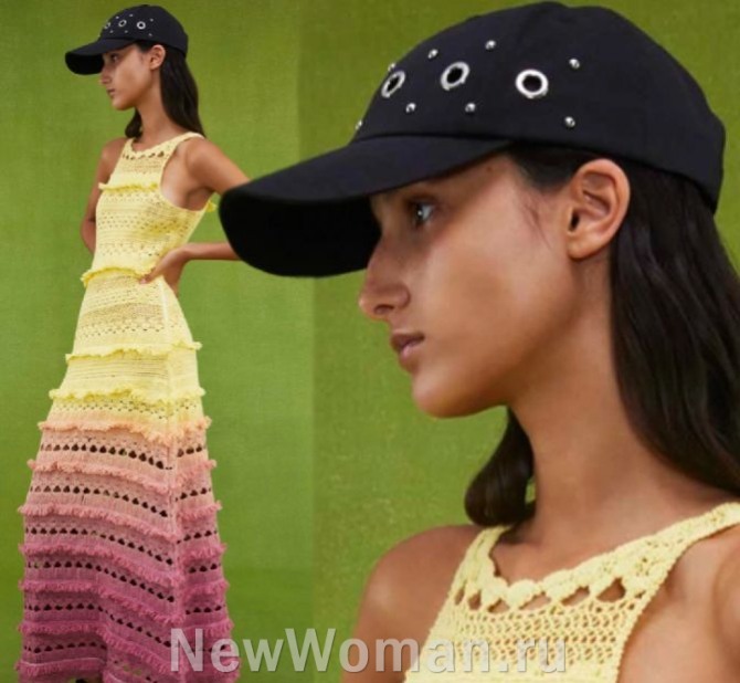 стильный летний образ 2023 из Парижа - длинное вязаное летнее платье с желто-розовой цветовой гаме и черная бейсболка с люверсами