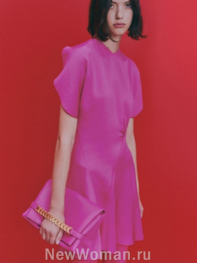 летнее вечернее короткое платье с рукавами-воланами, модель из шелковой ткани цвета фуксии для девушки с черными волосами - фото из дизайнерской коллекции Victoria Beckham RTW Spring 2023, Лондон
