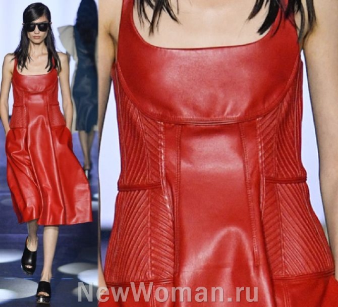 кожаное платье красного цвета с тиснением, на бретелях, длина миди - дизайнерские идеи от бренда Chloe RTW RTW Spring 2023, Париж