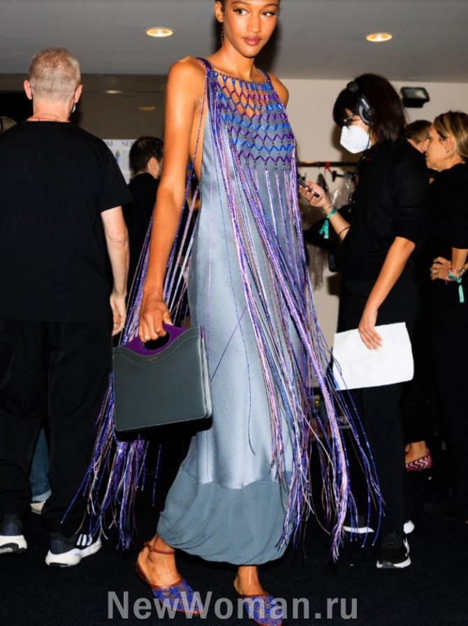 платье мидакси длины из сатина стального цвета - с обнаженной спиной и накидкой-бахромой - Giorgio Armani SPRING 2023 READY-TO-WEAR, Миланская Неделя моды