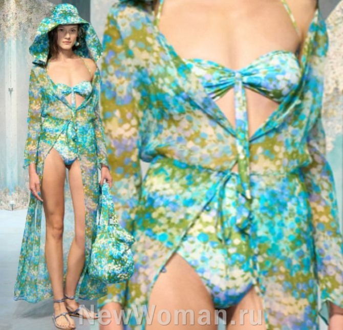 стильный пляжный женский образ 2023 в бело-голубых тонах - платье-халат из прозрачной ткани в комплекте с купальником и шляпой с таким же принтом.