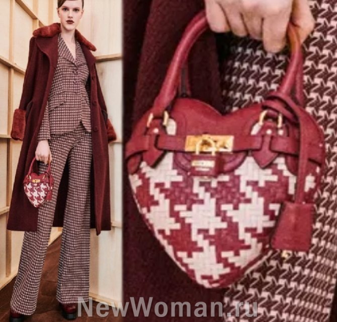 тренды из Италии и принты женских сумок 2024 года - плетеная маленькая сумка в форме сердца с кожаной отделкой, в молочно-красной цветовой гамме 