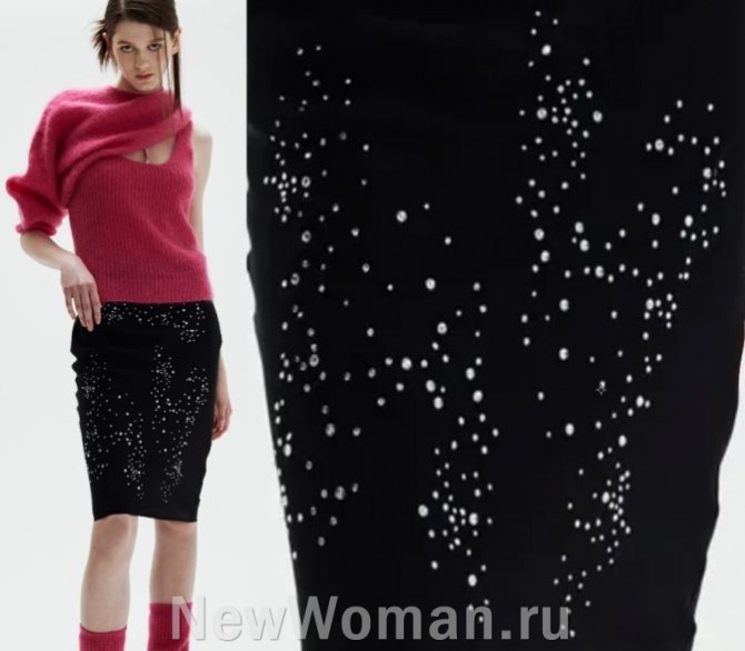 черная трикотажная юбка до колена, декорированная стразами сваровски - тренды 2024 года от итальянского бренда Vivetta
