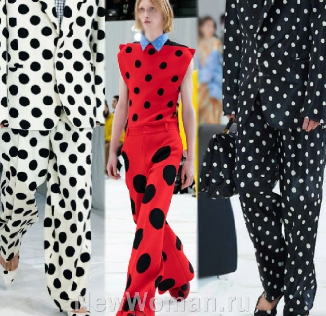 модные женские дизайнерские брюки 2024 года с принтом горох разной величины и цвета с модного показа Marni (итальянский премиум-бренд) на подиуме в Токио