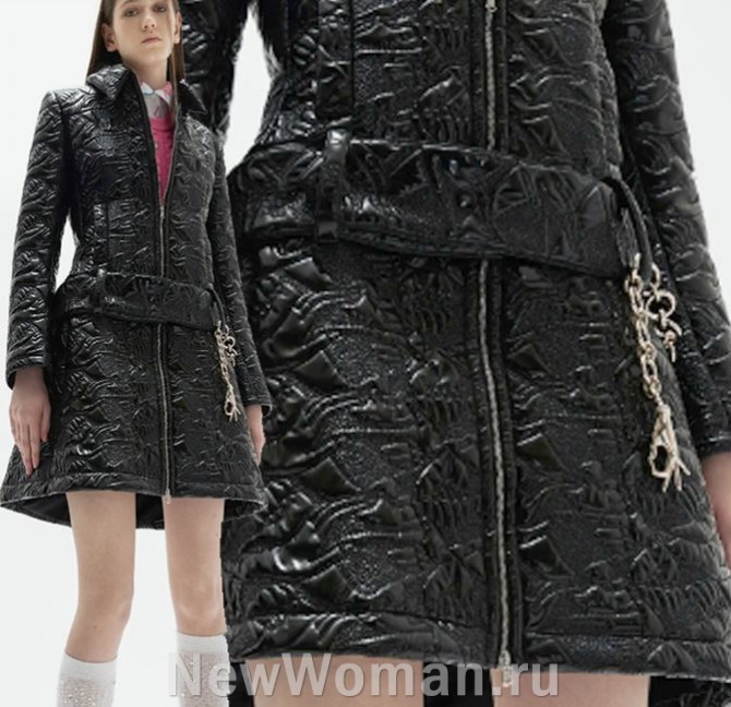 пальтовая мода из Италии для девушек на сезон осень-зима 2024 - укороченное черное пальто из материала с выпуклой текстурой, с застежкой на молнию
