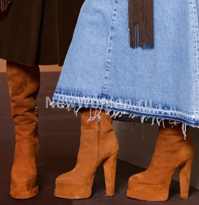 модные замшевые женские сапоги 2024 года из Италии - терракотового кирпичного цвета на двухслойной платформе, с клинообразным каблуком - тренды от модного дома Roberto Cavalli (Италия), PRE-FALL 2023