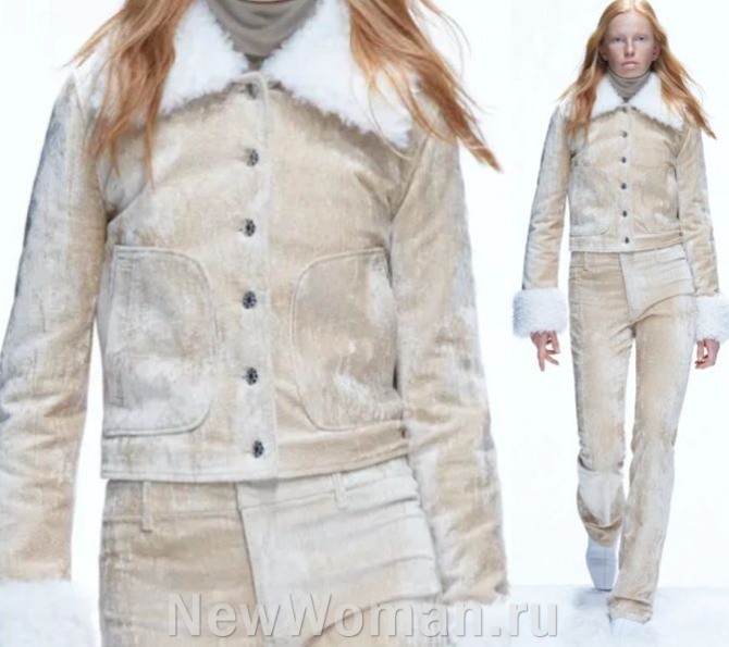 уличный женский брючный джинсовый костюм сезона осень-зима 2024 с эффектом старения и потертости, куртка-жакет короткая, манжеты и воротник - из белого искусственного меха