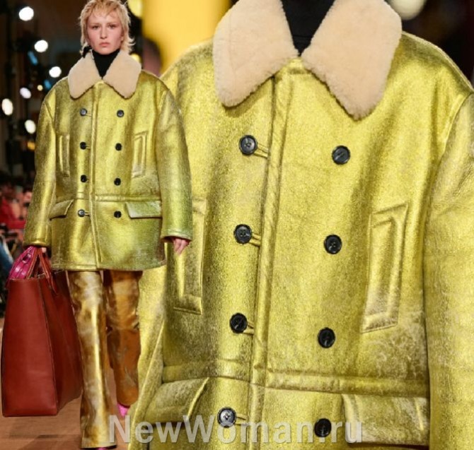 какие женские дубленки-парки из овчины самые модные в 2024 году - хит куртка-дубленка лимонного цвета с металлизированным покрытием и двубортной застежкой, стиль оверсайз - тренды от модного дома Coach (Нью-Йорк)