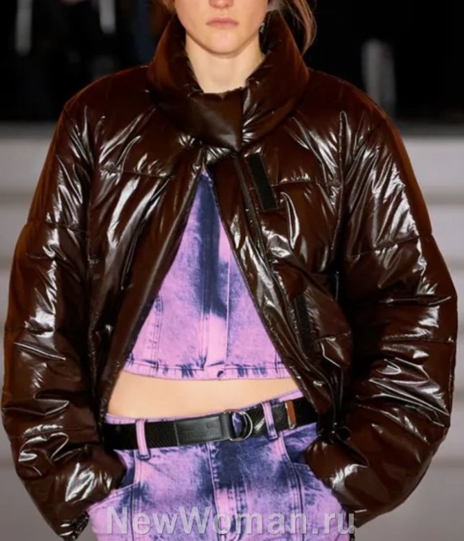 женская нейлоновая куртка вишневого цвета - фото с модных показов 2024 года