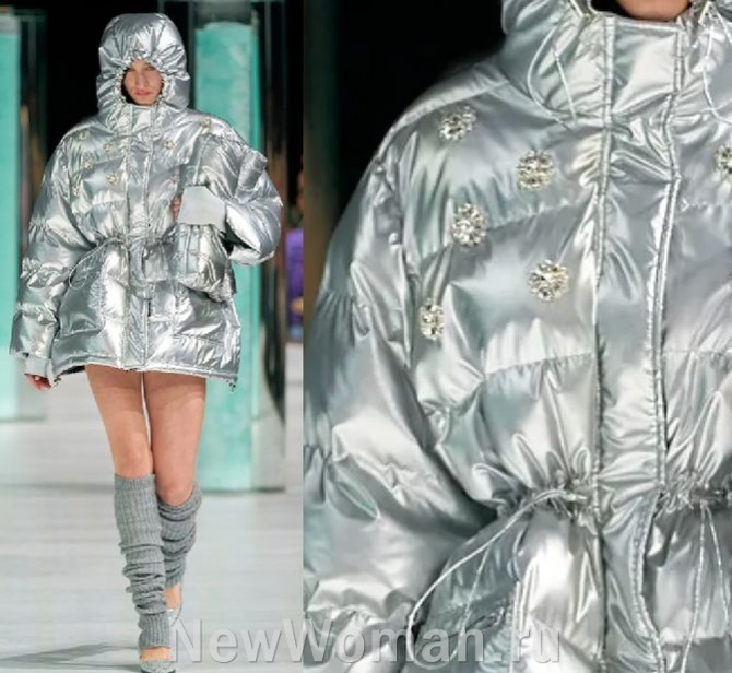 хиты женских пуховых стеганых дутых курток 2024 года - куртка с капюшоном на кулиске из металлизированной "космической" ткани серебряного цвета с зеркальным блеском