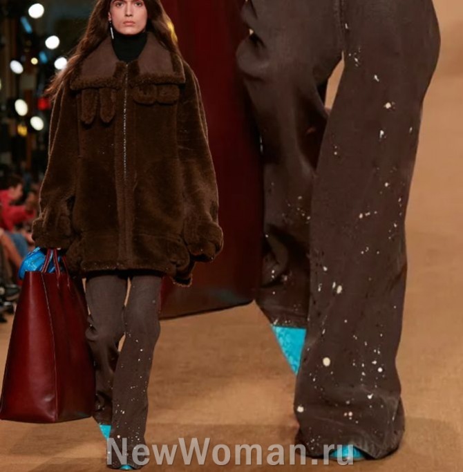 женские брюки 2024 года с модным декором - коричневые расклешенные женские брюки со стразами