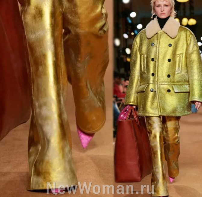 модные женские метализированные кожаные брюки-карандаш с небольшим клешем внизу штанин, с напылением золотого цвета