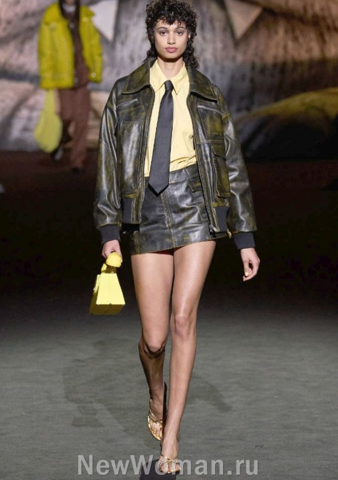 женский строго-игривый образ из кожи - куртка-пилот и мини-юбка - Модный показ в Милане на 2024 год