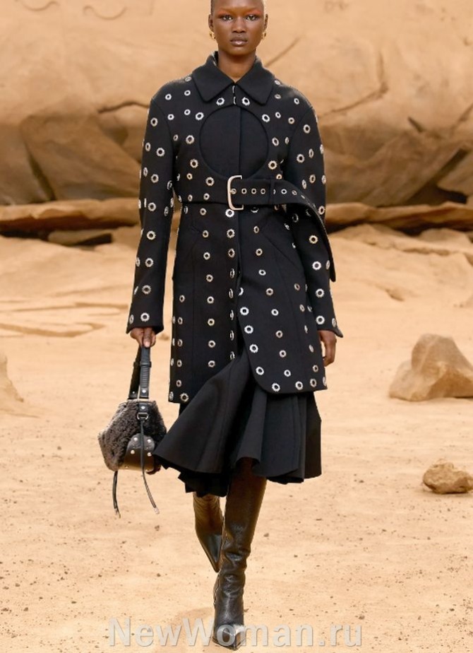 модель черного женского пальто длиною чуть выше колена - с широким поясом и декором из металлических кружочков