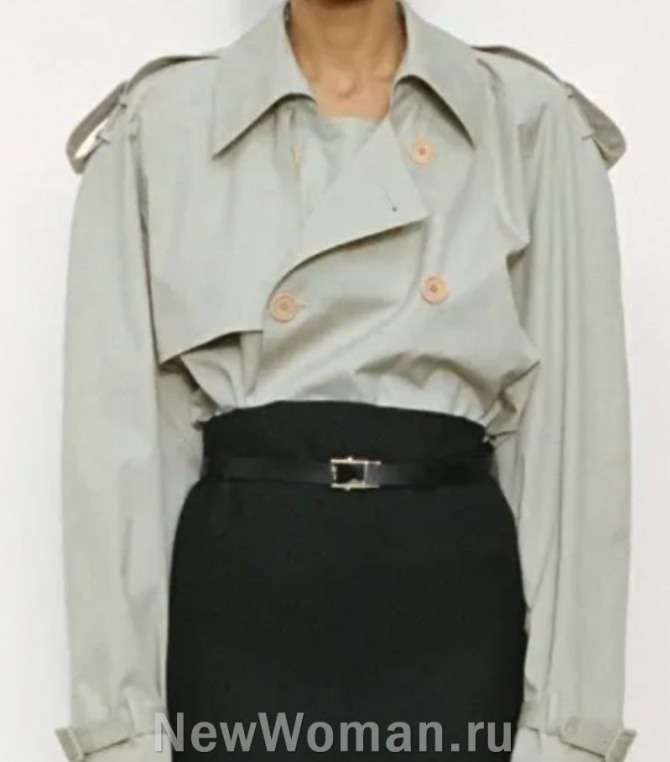 женская светлая блузка из хлопка в виде обрезанного тренчкота в ансамбле с черной юбкой - мода 2024 года