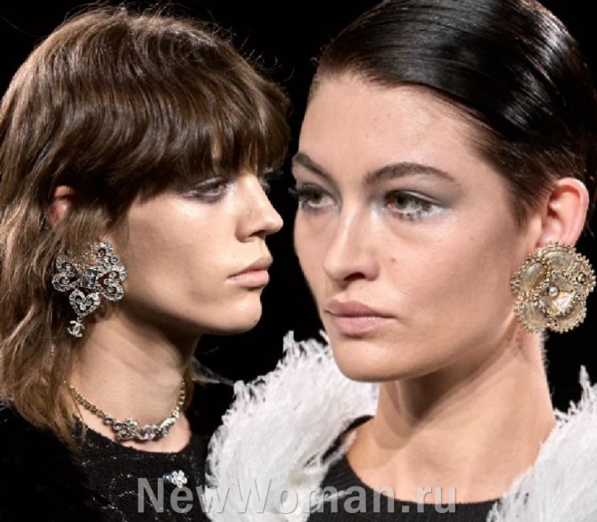 тренды в женских украшениях от бренда Chanel на 2024 год - серьги из металла в виде цветка, с камушками и жемчугом - фото с модного показа FALL 2023 READY-TO-WEAR (Парижская Неделя моды)