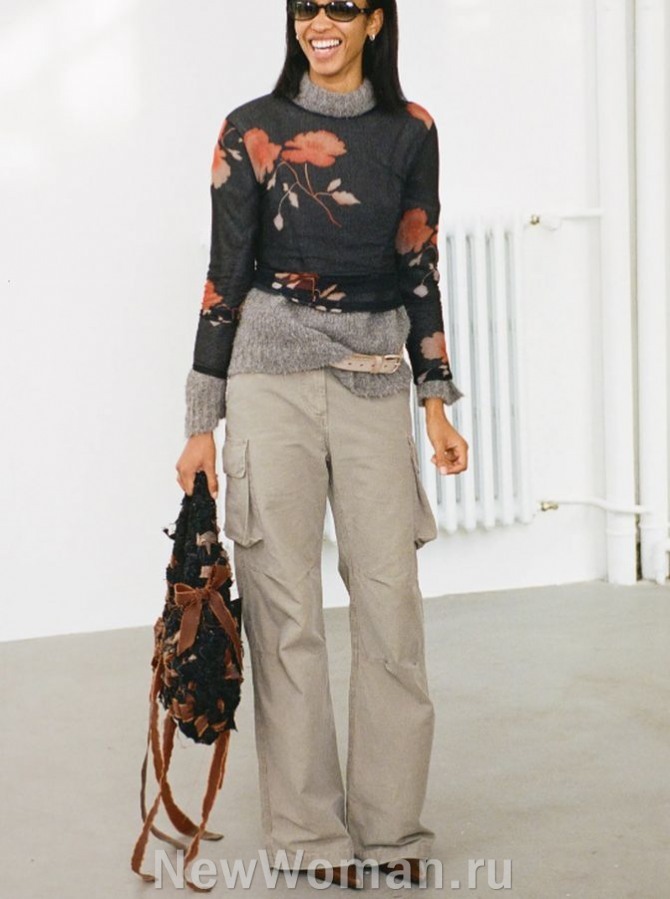 женские брюки карго бежевого цвета с боковыми большими накладными карманами