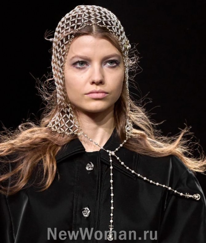 женский головной убор к вечернему наряду - блестящий шлем-кольчуга из металлических нитей и жемчуга - идеи от бренда Шанель на 2024 год