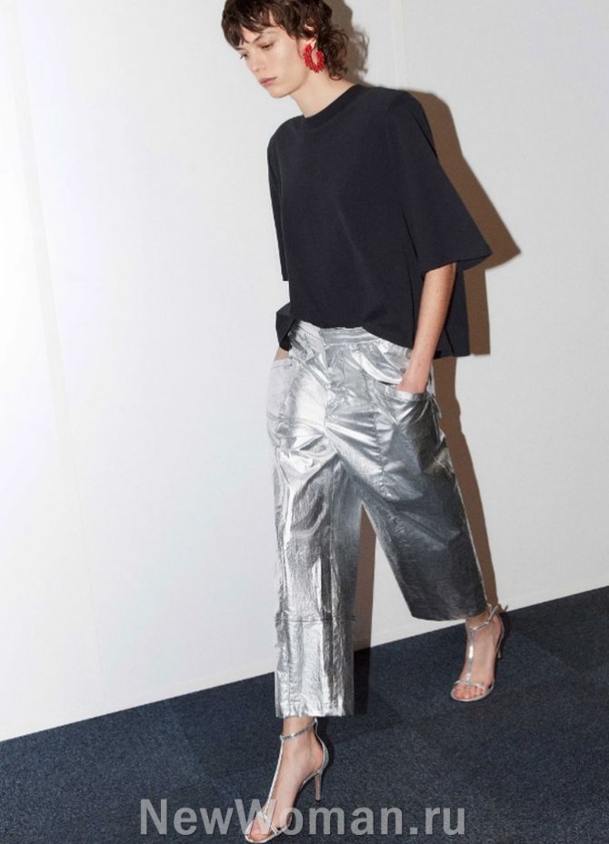 женские брюки 7/8 цвета серебра из ткани металлик - мода 2024 года из Франции