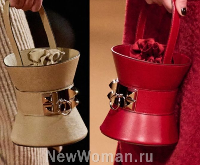 модные вечерние женские сумки "ведро" 2024 года  из бежевой замши и красной кожи
