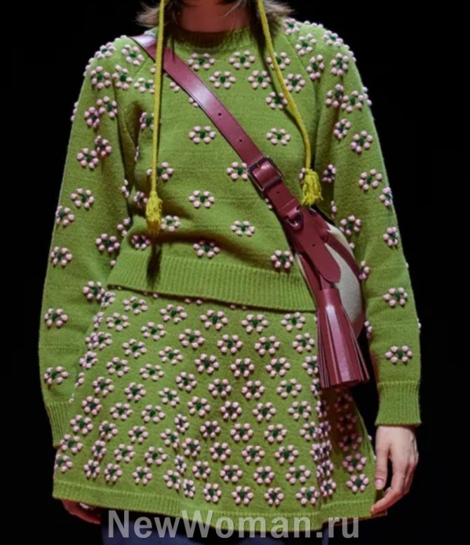 молодежный трикотажный юбочный костюм для девушки цвета аспарагус - подиум 2024 года, Париж