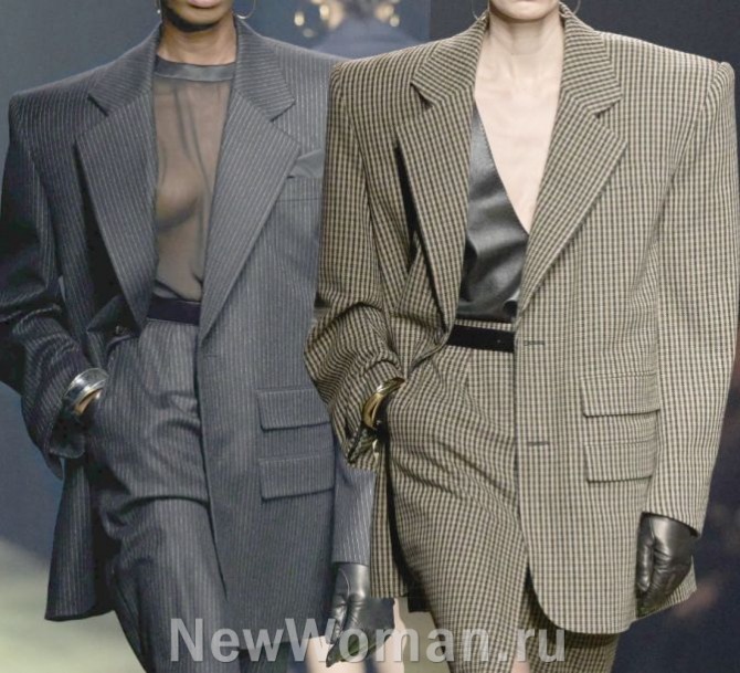 главные женские тренды 2024 года в моде на деловые костюмы - пиджаки по типу классических мужских, очень широкие плечи