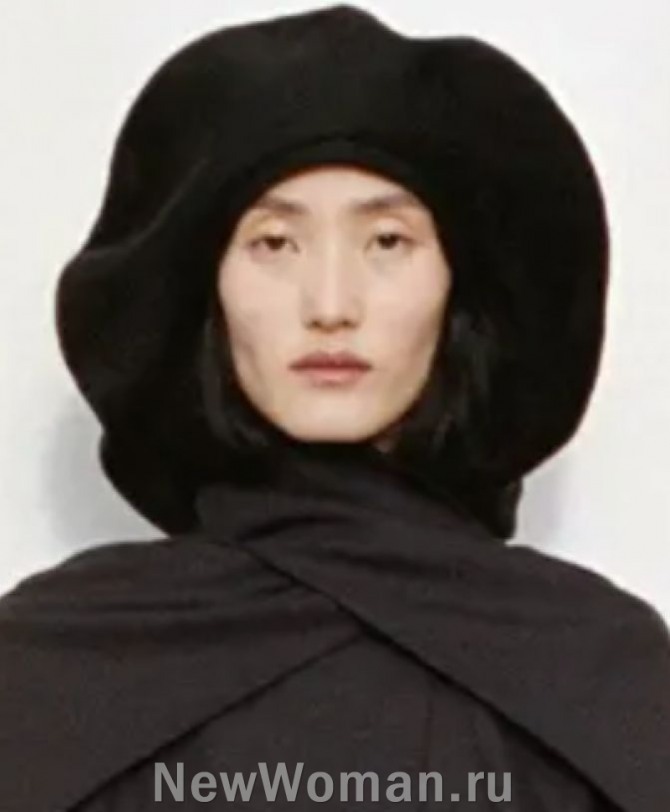 зимний женский образ с беретом оверсаз большого объема, сшитого из кашемира черного цвета - мода 2024 года на женские головные уборы.