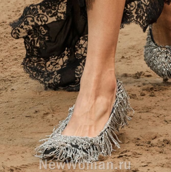 черные женские туфли лодочки, декорированные бахромой из страз, нанизанных на нитки, нашитые кисти имеют цвет серебра - подиум на Неделе моды в Париже
