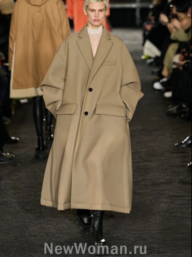 нейлоновое бежевое женское пальто миди в стиле оверсайз  силуэтом трапеция, с широкими рукавами и застежкой на две черные пуговицы - Парижская Неделя моды на 2024 год