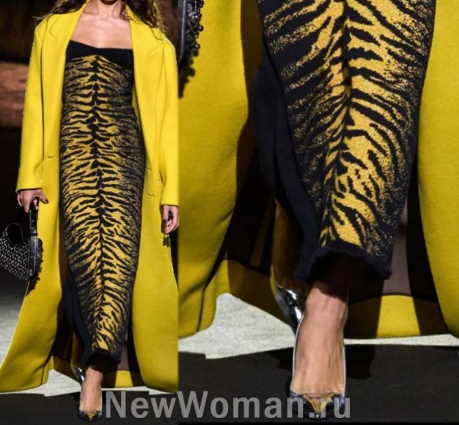 длинное демисезонное пальто кукурузного цвета в ансамбле с длинным вечерним платьем с тигровым принтом