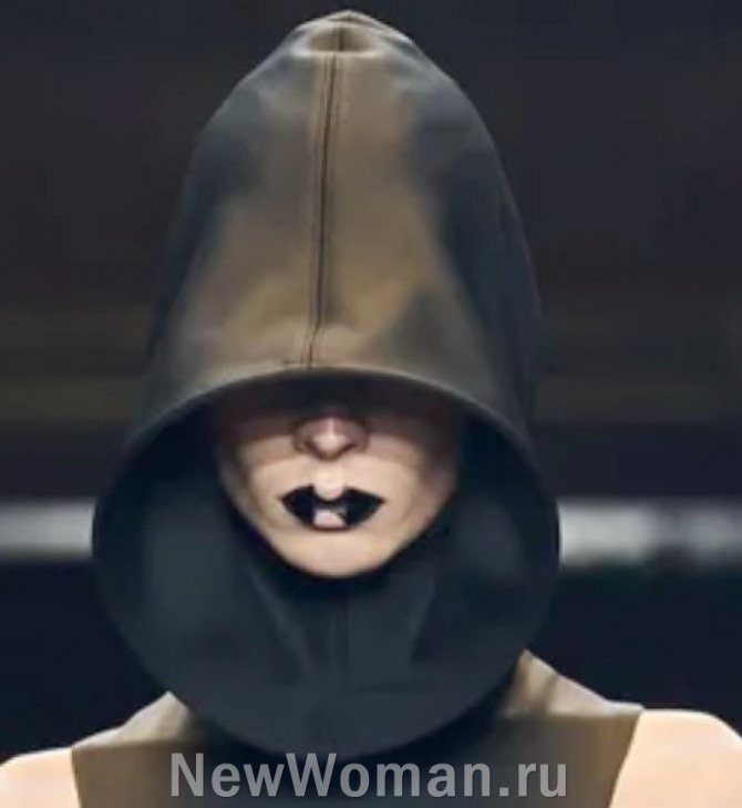 необычные головные женские демисезонные уборы 2024 года - кожаный колпак в форме колокола с прорезью для лица