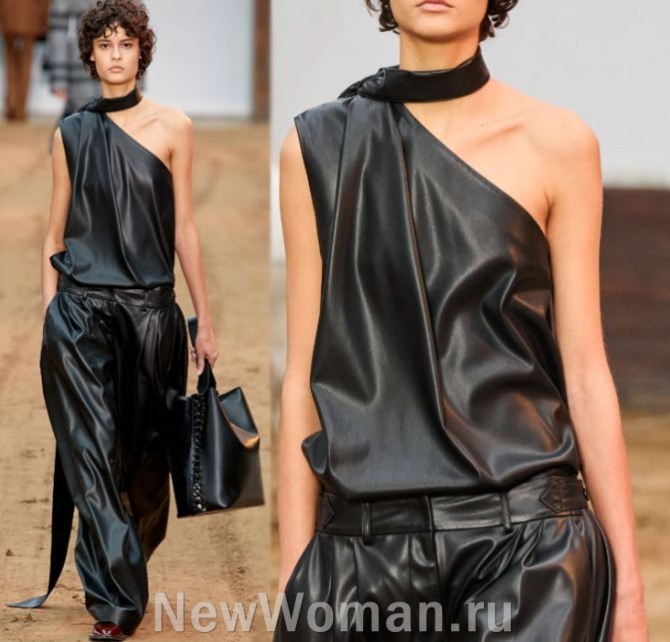 черный кожаный тотал-лук - топ с асимметрией на одно плечо плюс широкие брюки - фото с модного показа в Париже на 2024 год
