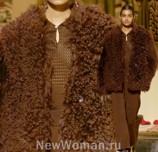 какие зимние женские куртки из кудрявого искусственного меха модные - прямые, чуть ниже бедра, без воротника, мех чебурашка коричневого цвета