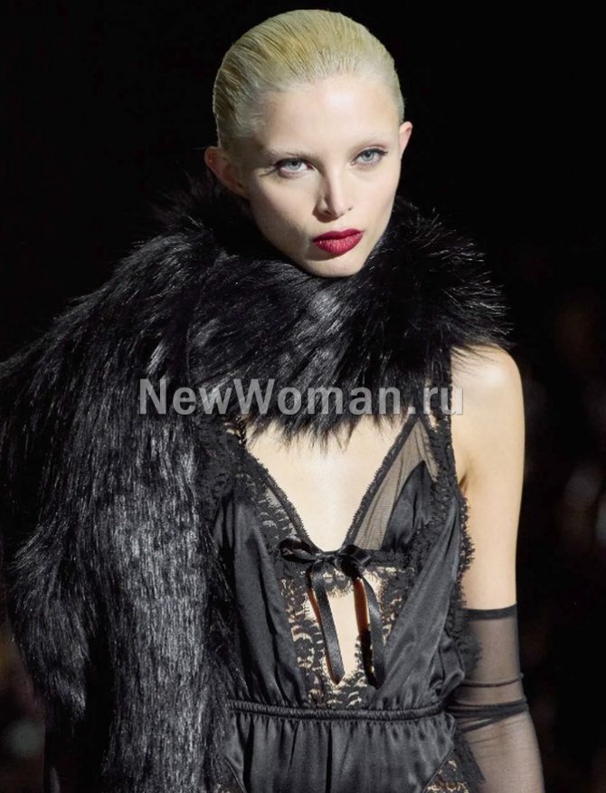 вечернее платье-комбинация с меховым боа из искусственного меха лисы - фото с модного показа Dolce & Gabbana, FALL 2023 READY-TO-WEAR (Миланская неделя моды)