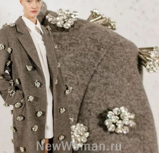 модный декор женских пальто 2024 года из блестящих металлических букетиков со стразами 