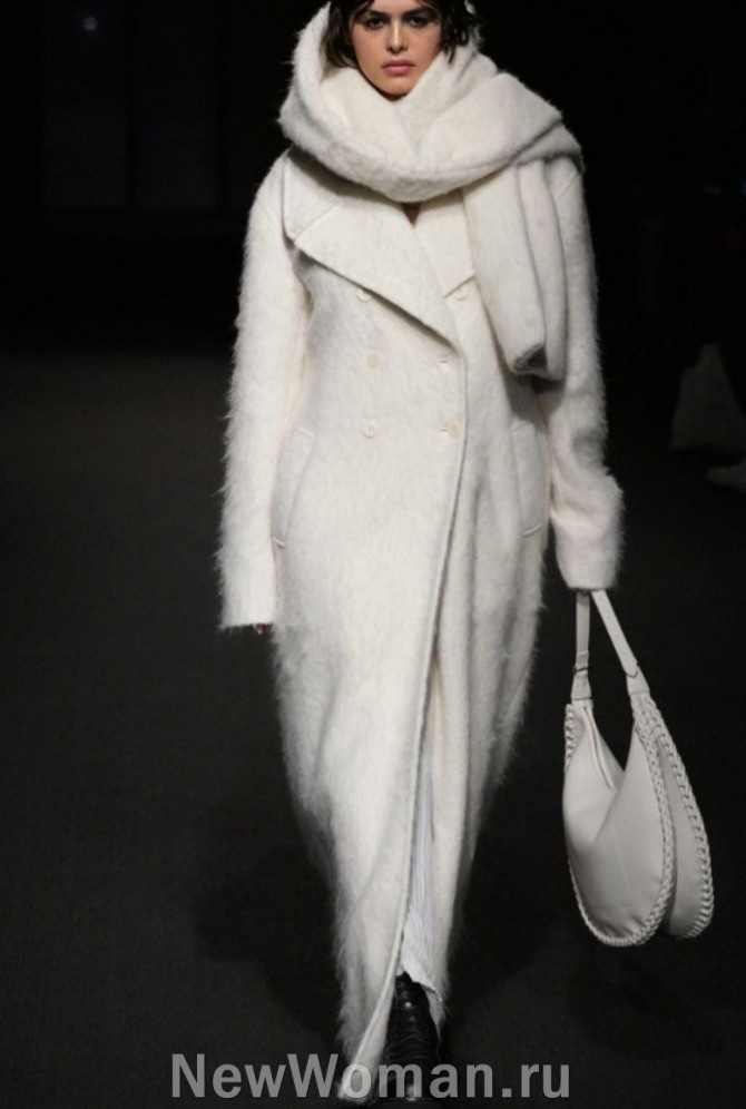 с чем носить и сочетать длинное белое двубортное пальто 2024 года - Altuzarra, Fall 2023 Ready-to-Wear, Нью-Йоркская Неделя моды