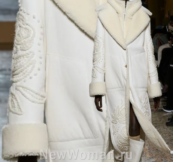 женская зимняя верхняя одежда 2024 года из Италии - белая дубленка из искусственной овчины с вышивкой на рукавах и подоле - тренды от модного дома Ermanno Scervino, FALL 2023 READY-TO-WEAR (Миланская неделя моды)