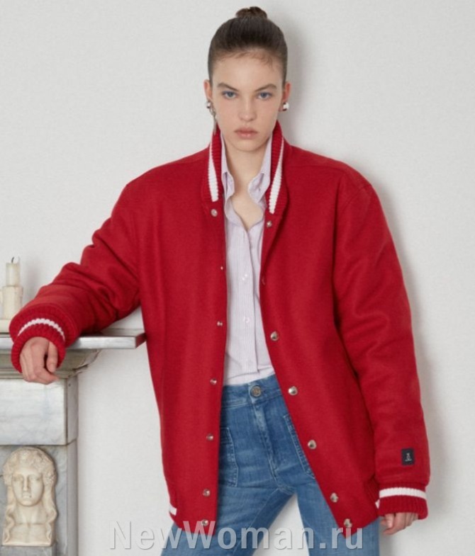 женские куртки в спортивном стиле - красная куртка-бомбер с белыми полосами на манжетах и на воротнике