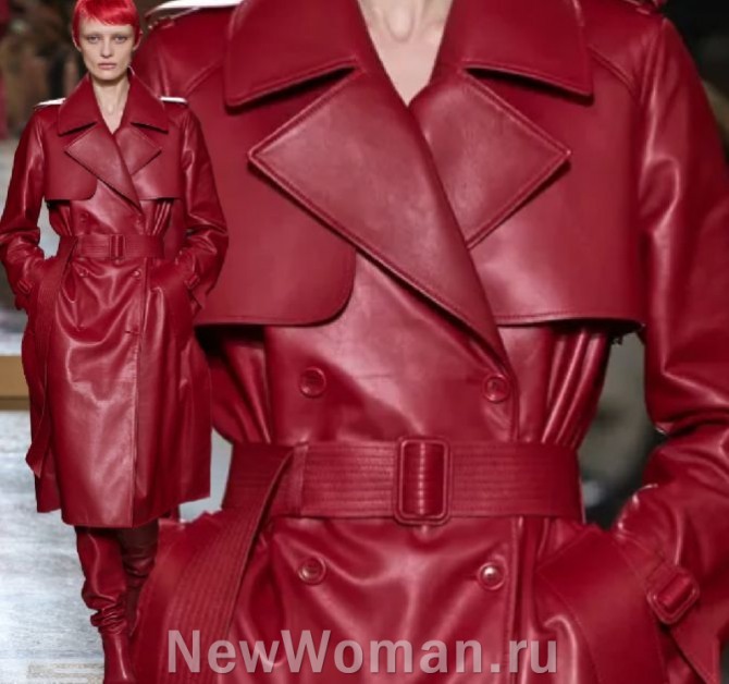мода на женские плащи 2024 года в стиле тотал лук, на фото - красный цвет с головы до ног