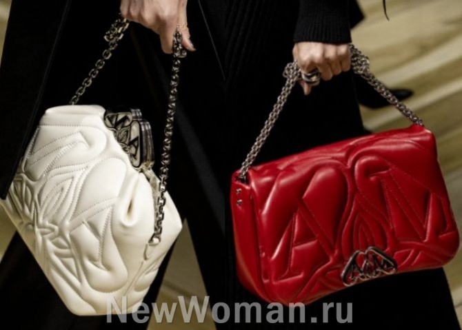 сумки с крупным фигурным тиснением белого и красного цвета - с металлической защелкой фермуаром  или клапаном внахлест - тренды в моде на женские сумки 2024 года