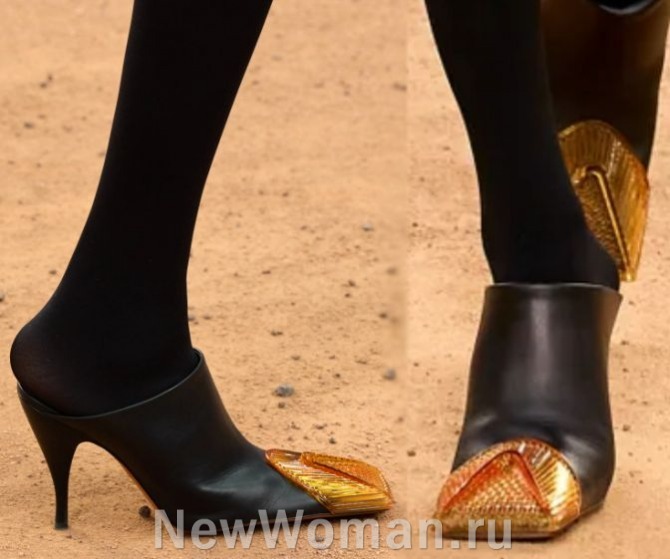 тренды в женских туфлях 2024 года - какие мюли модные, модели из черной кожи, каблук конусом, мыс каре с металлическим декором